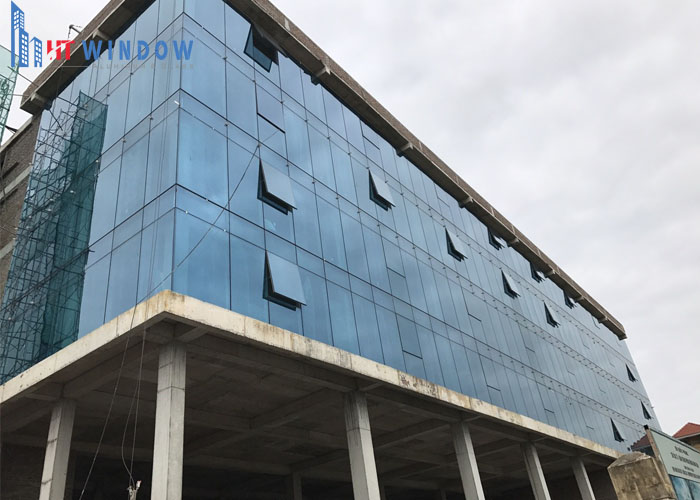 Vách kính mặt dựng là hệ thống tường bao ngoài bằng kính cường lực