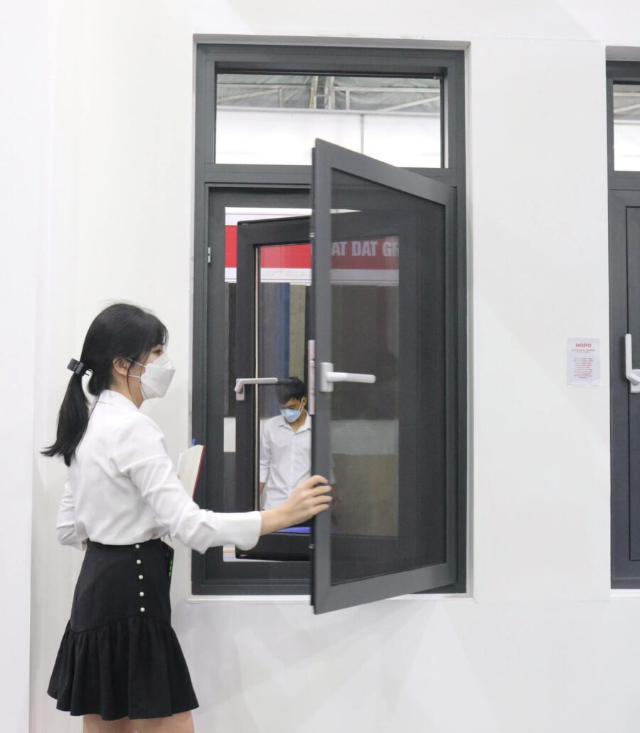 cửa sổ mở quay kèm lưới công trùng