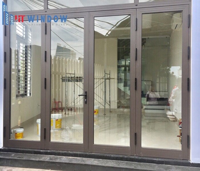 Giá của một bộ cửa hoàn chỉnh không chỉ bao gồm phần khung nhôm mà còn nhiều thành phần khác