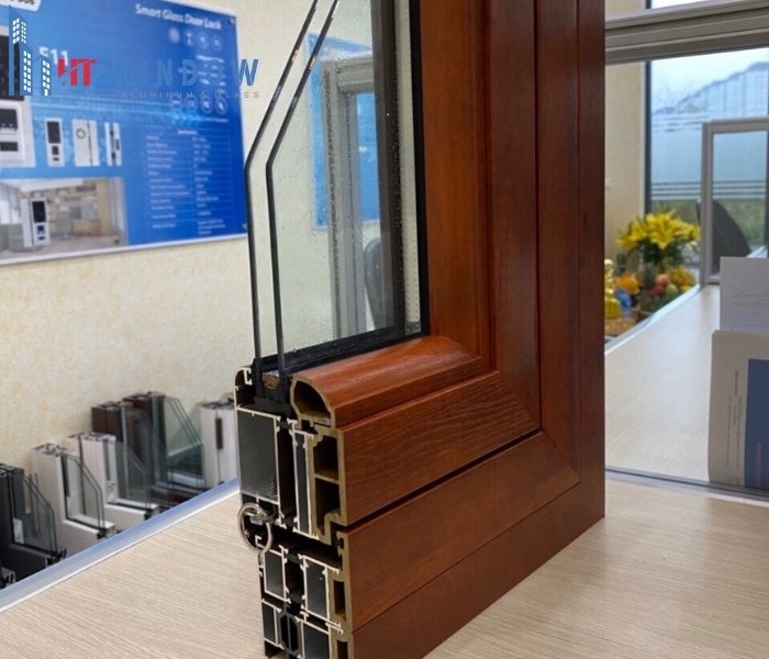 Mỗi hệ nhôm có giá thành khác nhau tùy thuộc vào thương hiệu, độ dày nhôm, loại kính và kiểu dáng cửa