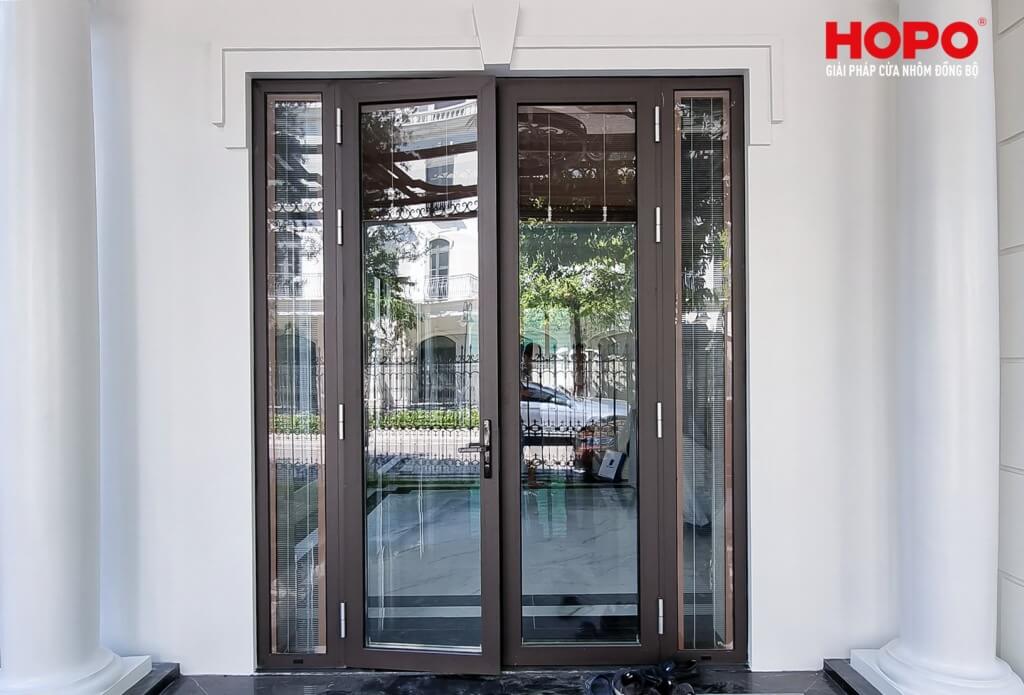 cửa đi mở quay hopo 2 cánh kính rèm