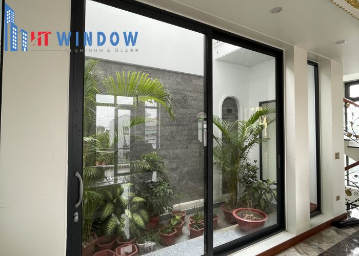 Thiết kế cửa nhôm PMI hiện đại, đường nét tinh tế, bề mặt nhôm sáng bóng