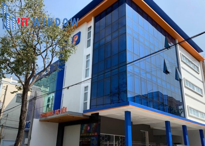Vách kính giấu đố được ứng dụng tại công trình công cộng và tòa nhà lớn