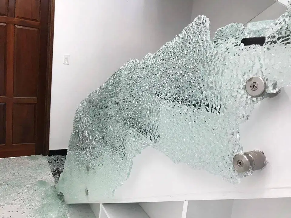 Tìm hiểu một số nguyên nhân kính cường lực tự vỡ khi sử dụng
