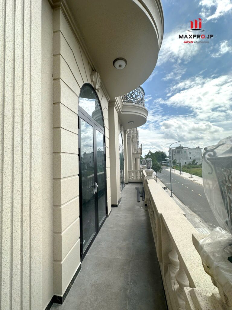 Các mẫu cửa nhôm Maxpro uốn vòm hiện đại