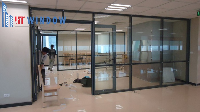 Vách kính giấu đố nhôm Việt Pháp có ưu điểm là giá thành hợp lý