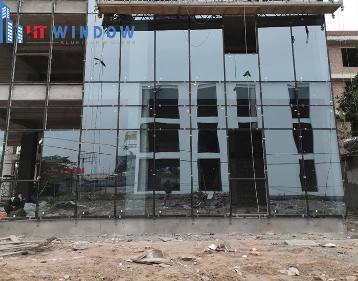 Khi vật liệu đã sẵn sàng, đội thi công bắt đầu lắp dựng khung nhôm cố định