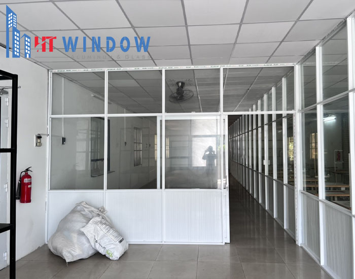 Vách ngăn nhôm kính có chi phí hợp lý, thi công nhanh