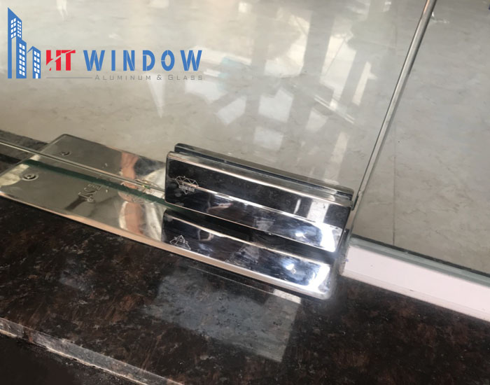 Bản lề sàn kém chất lượng hoặc lỏng lẻo