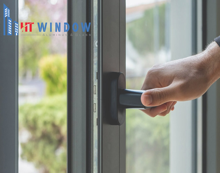 Phụ kiện bị hao mòn, thiếu chất bôi trơn khiến cửa bị kêu
