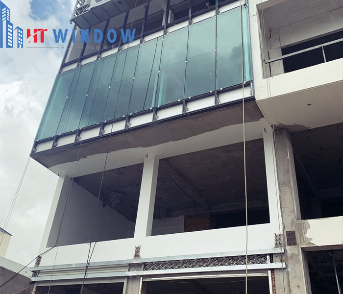 Vách kính mặt dựng đang là lựa chọn nổi bật nhờ độ bền cao, thẩm mỹ tốt