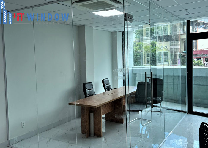 Vách kính văn phòng bị trầy xước: Nguyên nhân và cách xử lý