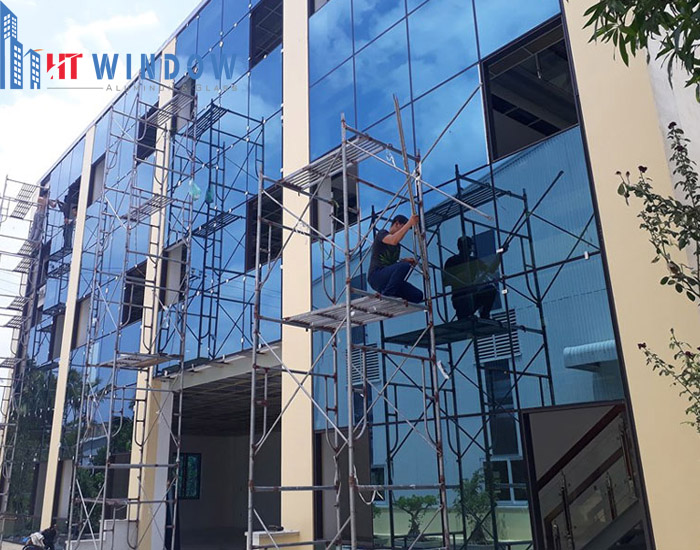 Quá trình thi công vách kính mặt dựng tại Hoàng Quốc Việt tại HTWINDOW diễn ra hết sức bài bải