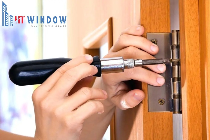 Điều chỉnh bản lề và khóa cửa