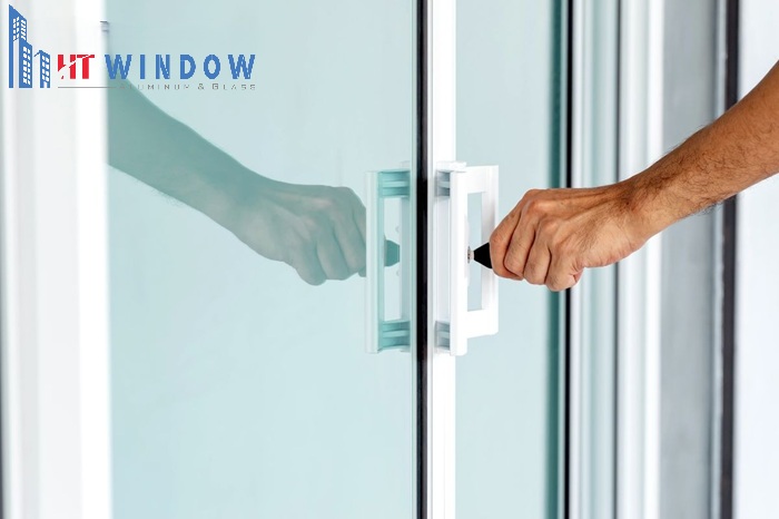 Khóa cửa bị kẹt là sự cố thường xảy ra khi ổ khóa không được bảo dưỡng định kỳ