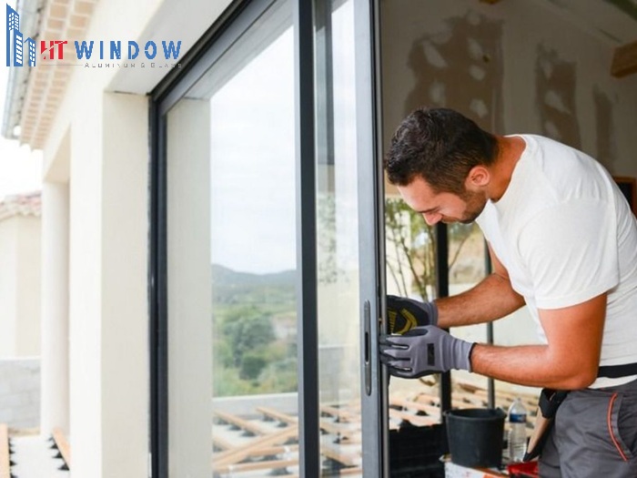 Cửa bị xệ hoặc lệch bản lề là nguyên nhân khiến cửa nhôm kính bị kẹt