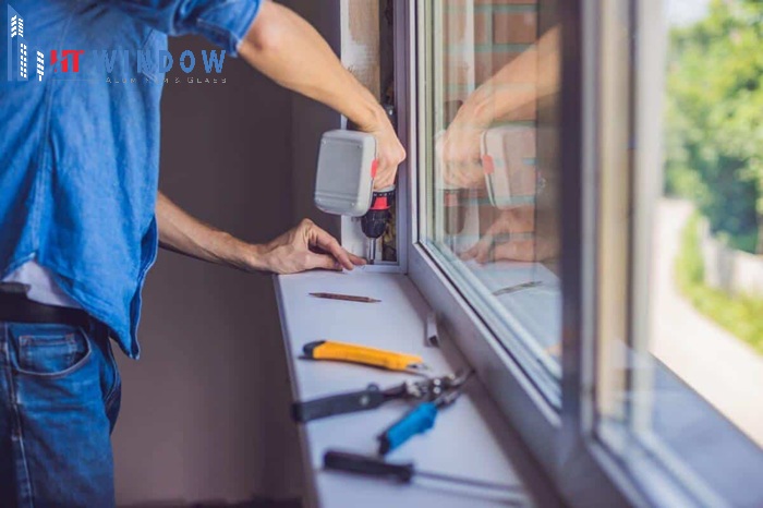 Bạn có thể điều chỉnh khung bao để đảm bảo cửa có thể đóng mở dễ dàng