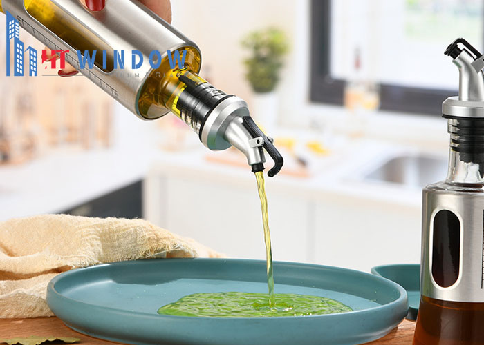 Dầu ăn cũng có thể giúp loại bỏ vết keo dính trên kính
