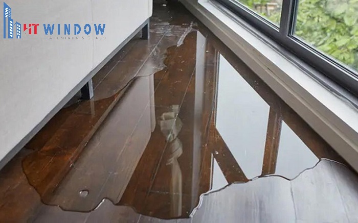 Cửa nhôm kính Xingfa bị rò rỉ nước là tình trạng khá phổ biến tại các công trình sử dụng hệ cửa này