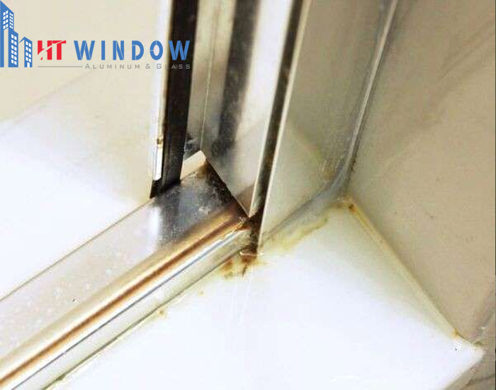 Tác động từ môi trường khiến cửa nhôm bị ố vàng