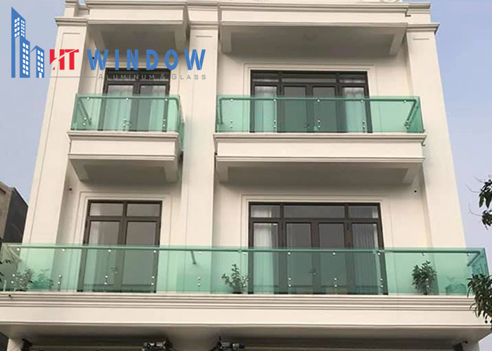 Lan can kính cường lực phải chịu được điều kiện môi trường, đảm bảo độ bền