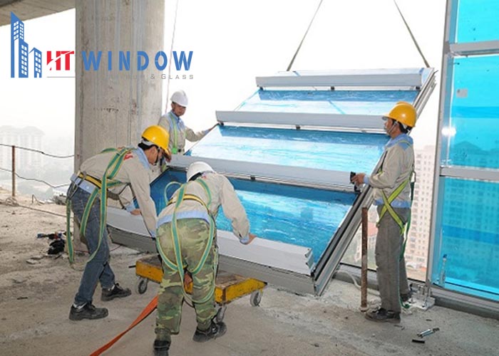 Lắp đặt cửa kính tại công trình đảm bảo an toàn, đúng kỹ thuật