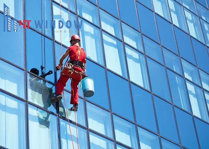 Bảo trì sau thi công để duy trì độ bền và tính thẩm mỹ của vách kính