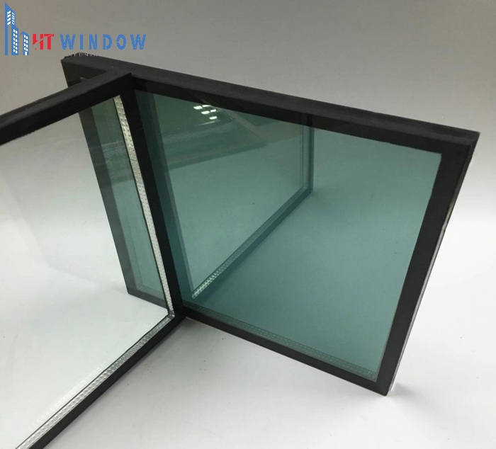 Kính phản quang hoặc kính Low-E vừa cách nhiệt vừa đảm bảo tính thẩm mỹ