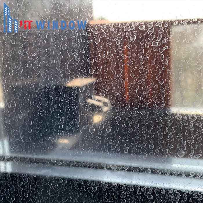 Tránh để kính bị bụi bẩn lâu ngày