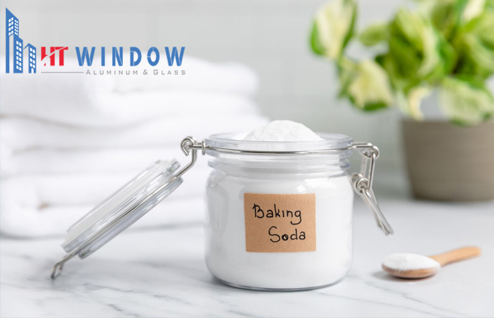 Baking soda cũng có khả năng làm mờ vết kính bị xước