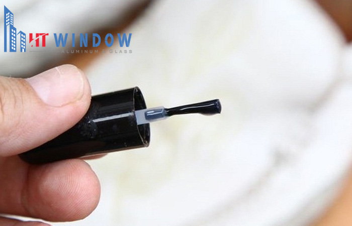 Sử dụng sơn bóng trong suốt để che lấp vết xước