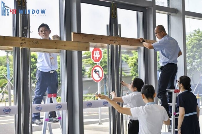 Sử dụng ván ép hoặc thanh gỗ chắn cửa