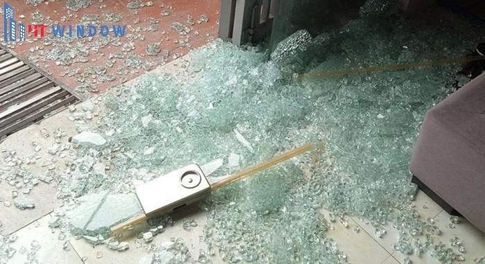 Khi bão đổ bộ, sức gió mạnh kèm theo vật thể bay như cành cây, mảnh vỡ có thể đập trực tiếp vào cửa kính