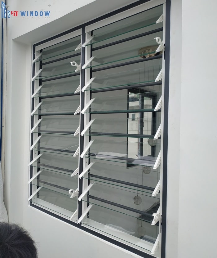 Lắp đặt cửa chớp chống bão