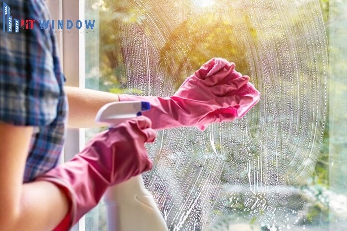 Vệ sinh cửa sổ giúp giảm thiểu chi phí sửa chữa, thay thế cửa mới
