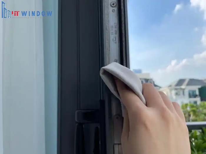 Loại bỏ bụi bẩn và mạng nhện là bước đầu trong cách làm sạch kính cửa sổ