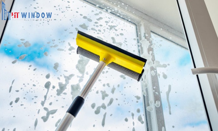 Chuẩn bị các dụng cụ cần thiết để làm sạch kính cửa sổ