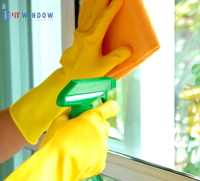 Làm sạch kính cửa sổ khoảng 2–4 tuần một lần giúp ngăn bụi bám dày