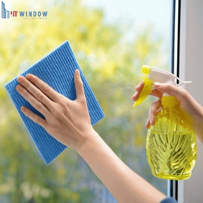 Cần lau kính cửa sổ đúng cách 