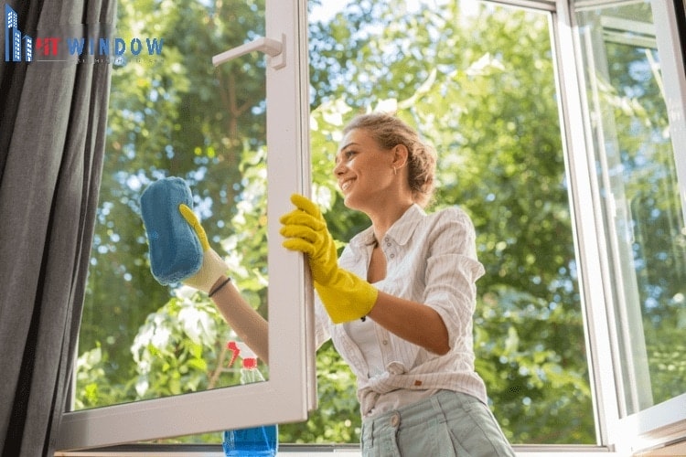 Thường xuyên làm sạch kính cửa sổ giúp tăng cường ánh sáng tự nhiên