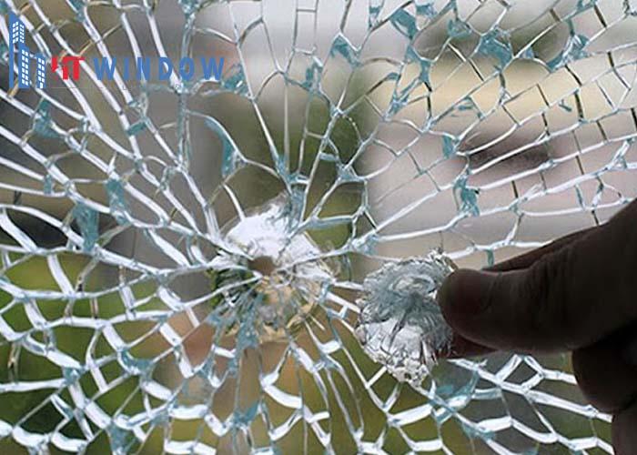 Cần tháo kính cường lực bị vỡ để đảm bảo an toàn và có thể thay mới