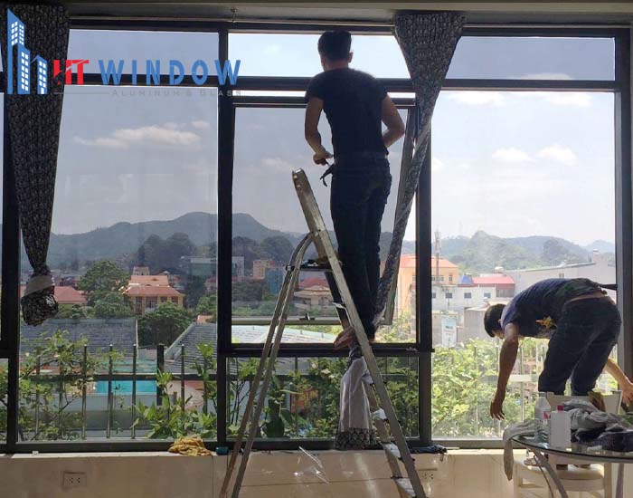 Dán phim cách nhiệt cho cửa kính đòi hỏi kỹ thuật cao để đạt hiệu quả tối ưu