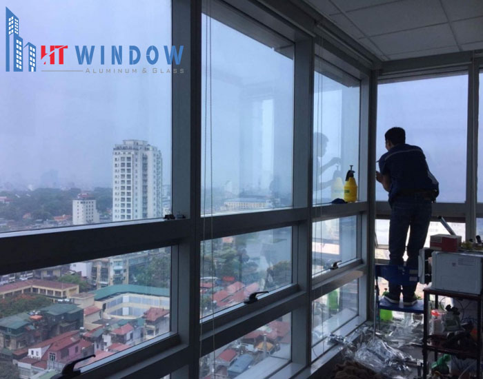 Nên dán phim cách nhiệt nếu cửa kính nhà bạn hướng trực tiếp về phía mặt trời
