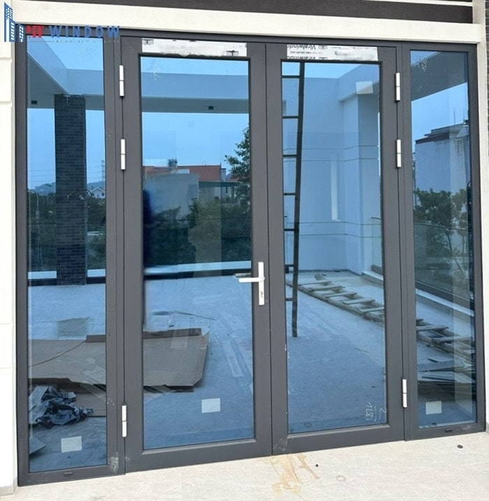 Cửa nhôm kính 2 lớp dán an toàn tập trung vào yếu tố an toàn và khả năng tùy biến thẩm mỹ