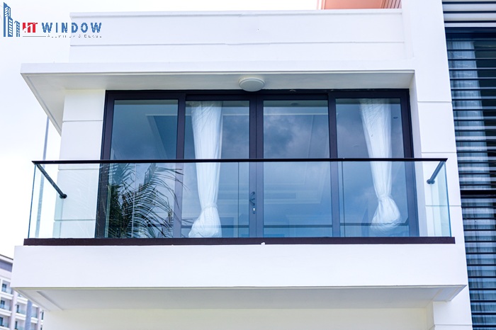 Cửa nhôm Maxpro cho ban công là giải pháp thiết kế tối ưu dành cho những không gian cần sự thông thoáng