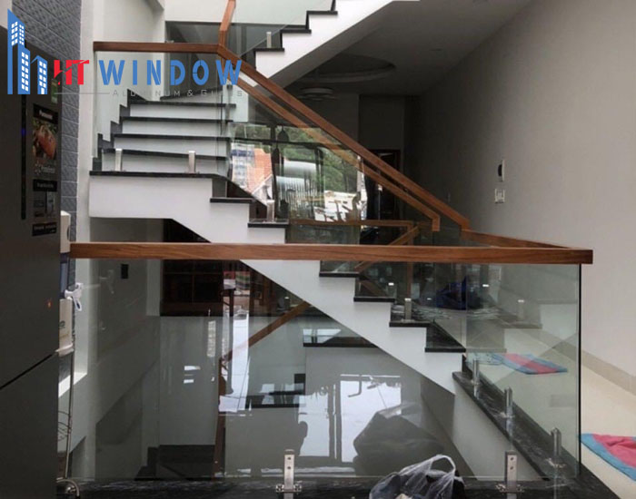 Cầu thang kính cường lực 8 ly