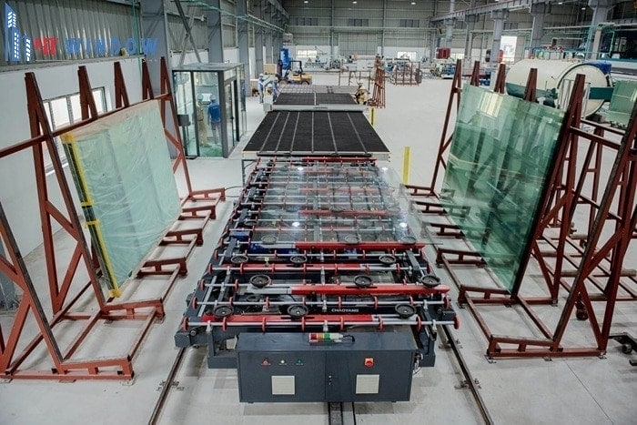 Kính cường lực được tạo ra thông qua một quá trình xử lý nhiệt đặc biệt