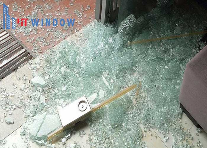 Kính bị nứt vỡ hoàn toàn