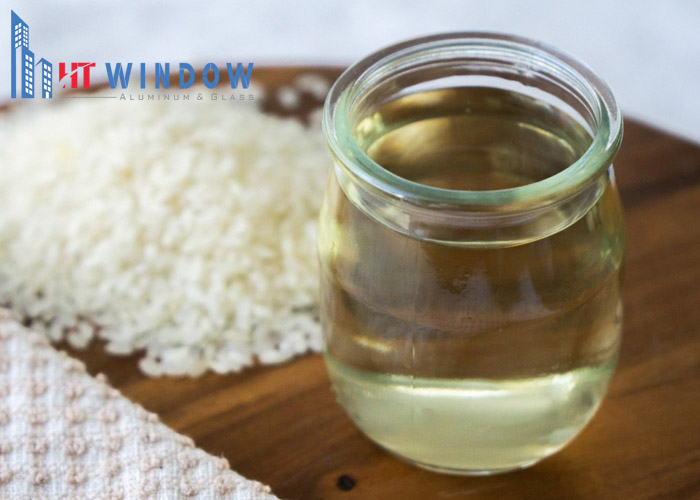 Giấm trắng là một chất tẩy rửa tự nhiên vì có tính axit nhẹ