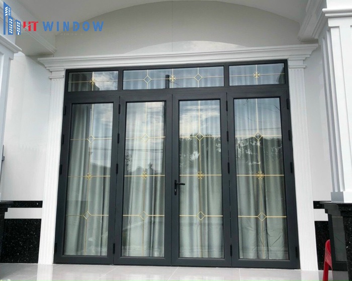 Cửa nhôm kính kết hợp giữa khung nhôm chắc chắn và các tấm kính cường lực hoặc kính hộp